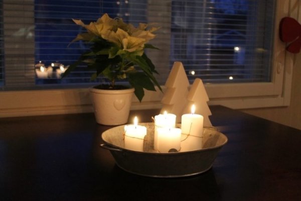 adventskranz-modern-selber-machen-schale-metall-keryen-weiss-vier-simple